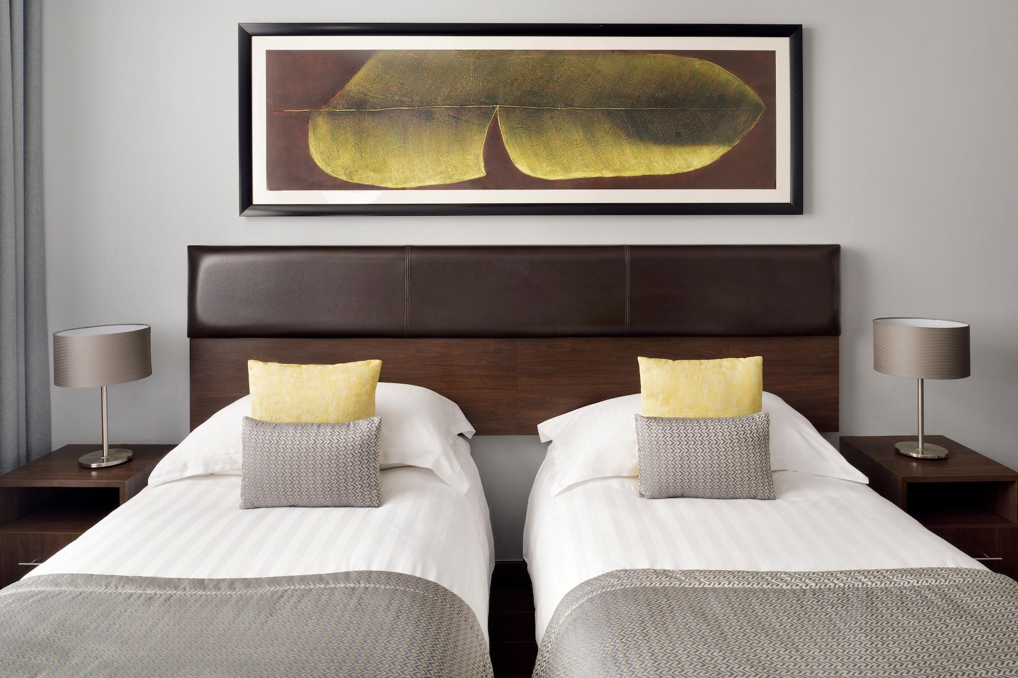 Moevenpick Hotel Apartments Al Mamzar Dubaj Exteriér fotografie Artwork by David Ascoli