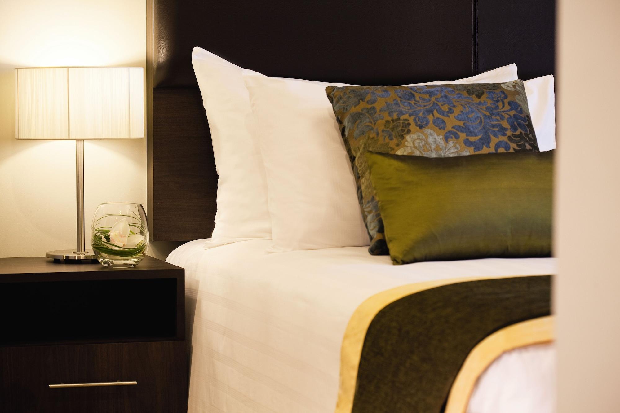 Moevenpick Hotel Apartments Al Mamzar Dubaj Exteriér fotografie A bed with a throw