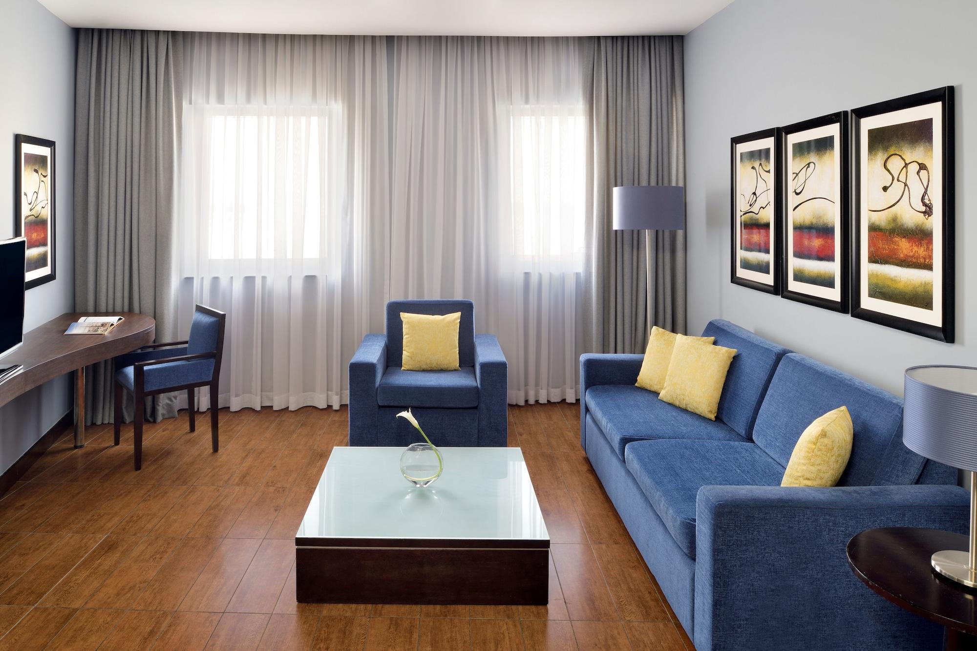 Moevenpick Hotel Apartments Al Mamzar Dubaj Exteriér fotografie A living room with a sofa