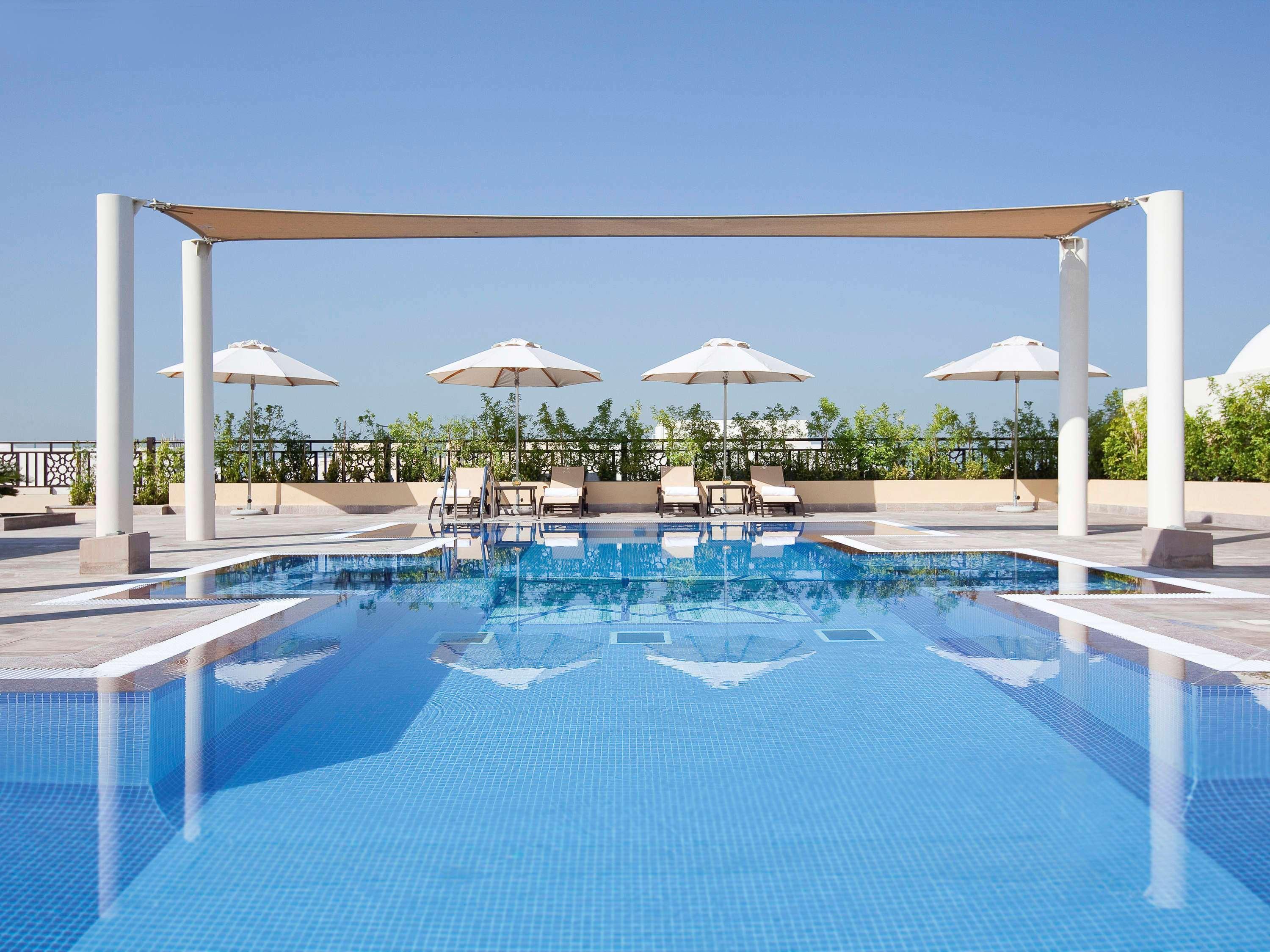 Moevenpick Hotel Apartments Al Mamzar Dubaj Exteriér fotografie Rooftop pool at the hotel