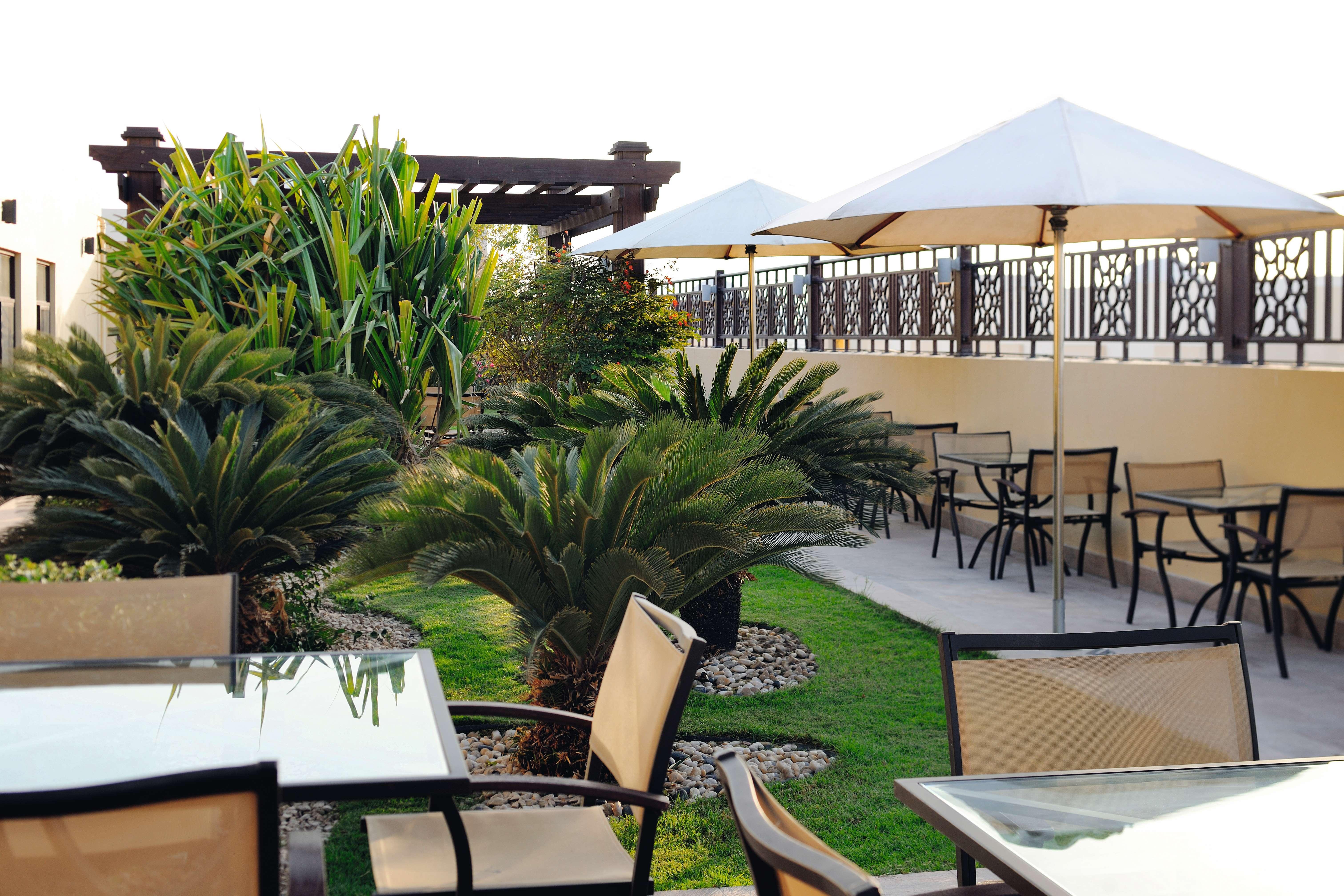 Moevenpick Hotel Apartments Al Mamzar Dubaj Exteriér fotografie The rooftop garden at the hotel