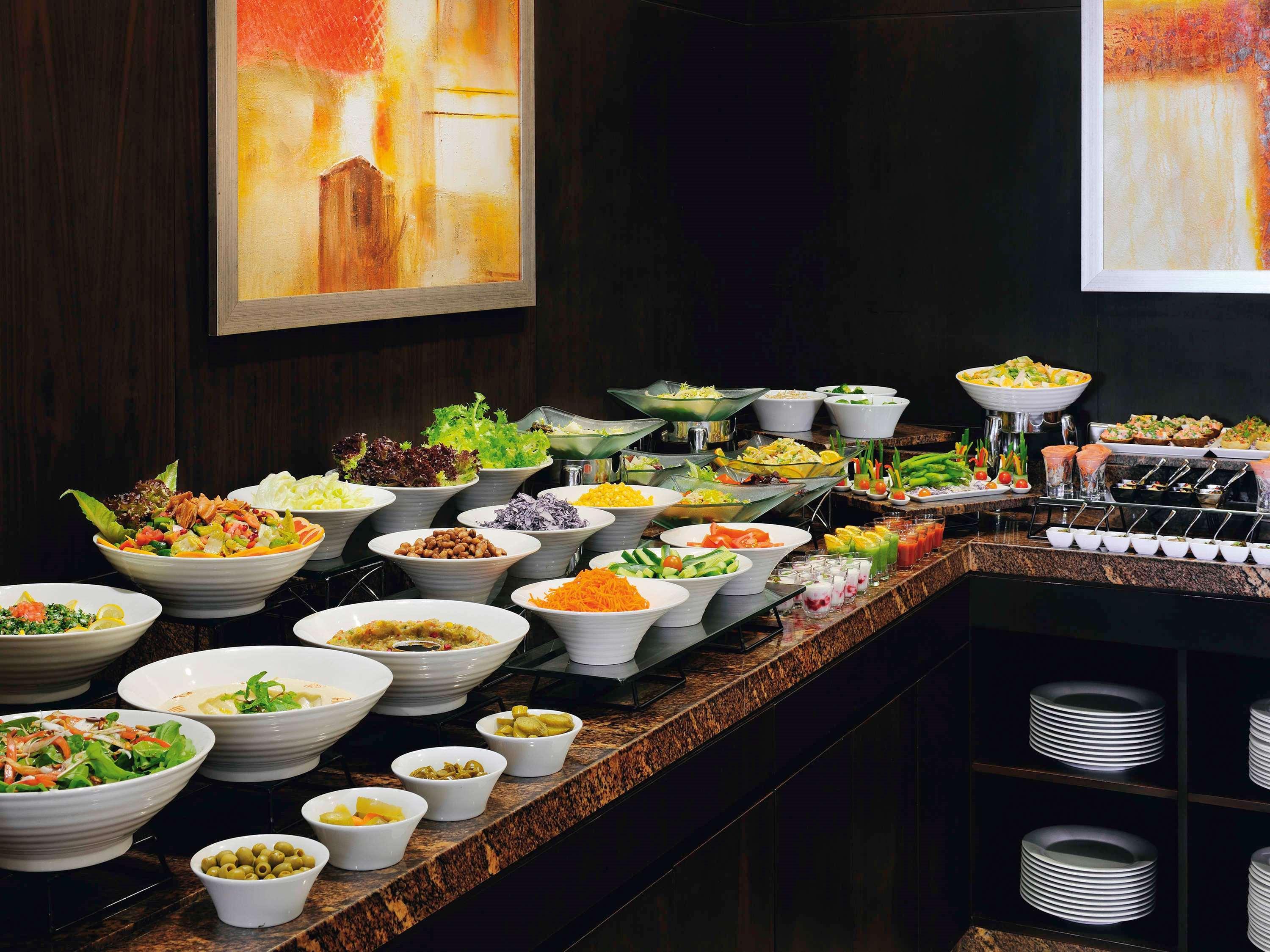 Moevenpick Hotel Apartments Al Mamzar Dubaj Exteriér fotografie A salad bar