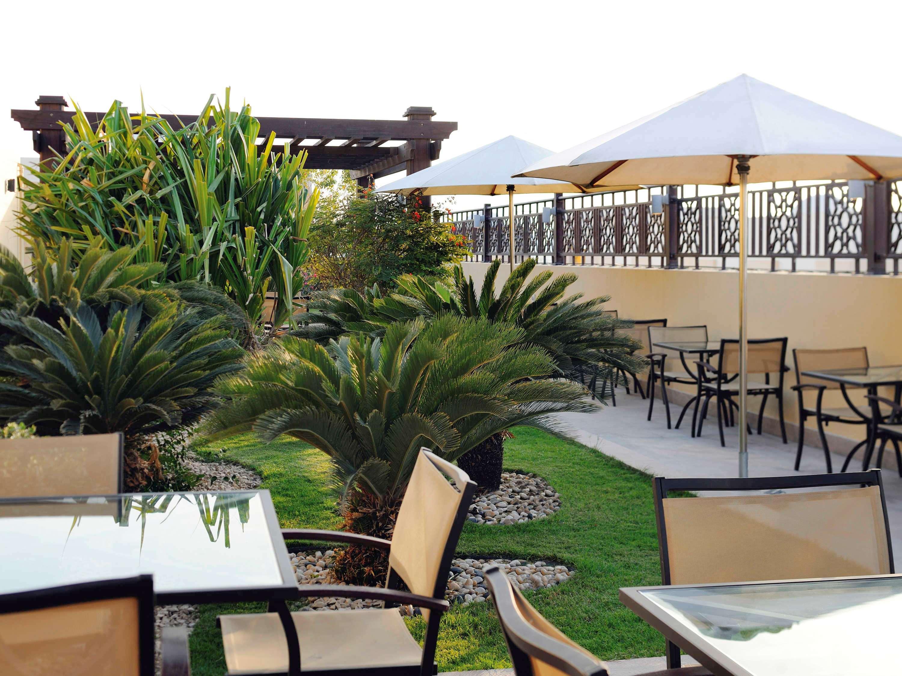 Moevenpick Hotel Apartments Al Mamzar Dubaj Exteriér fotografie The rooftop garden at the hotel