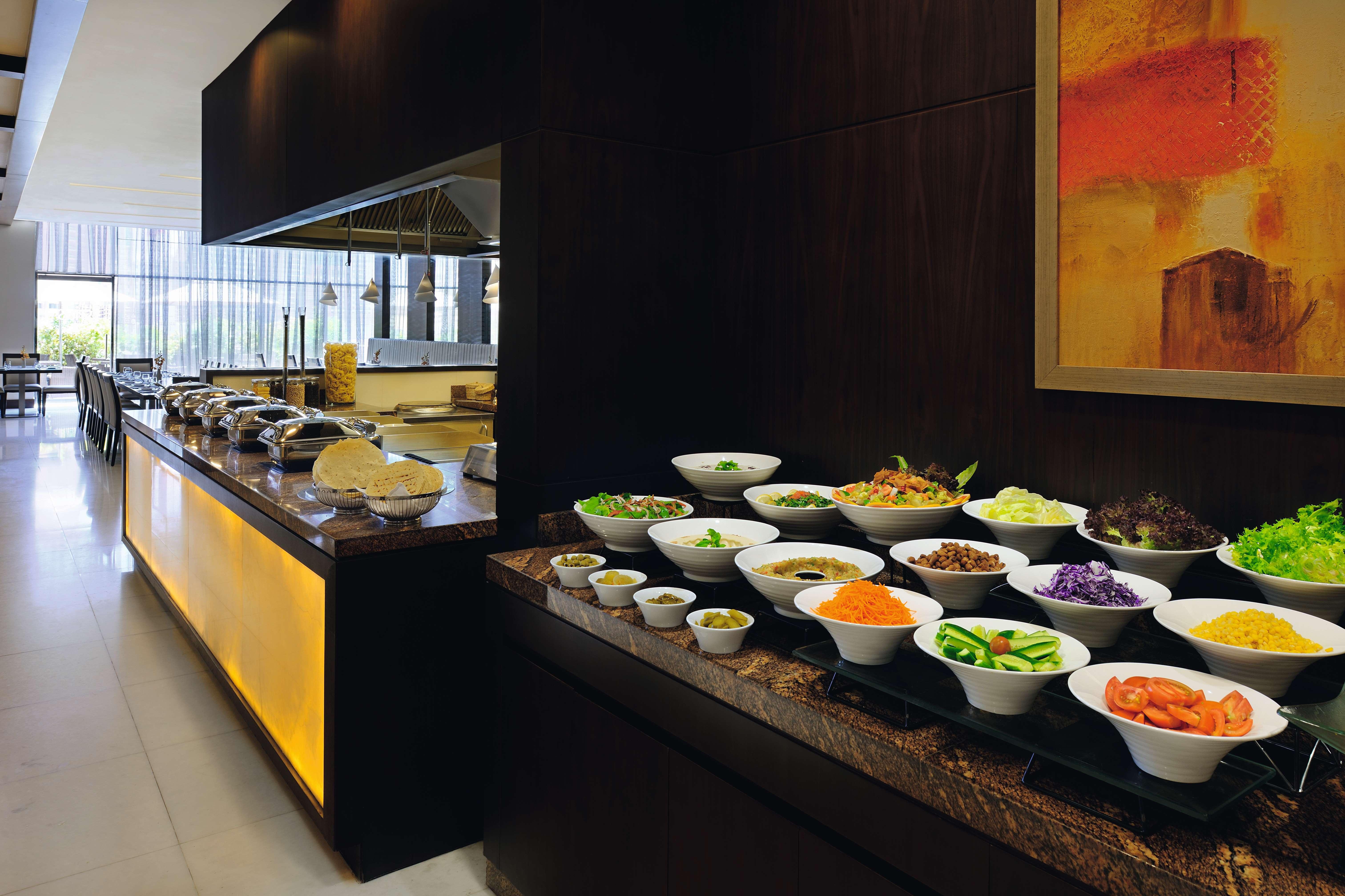 Moevenpick Hotel Apartments Al Mamzar Dubaj Exteriér fotografie A salad bar