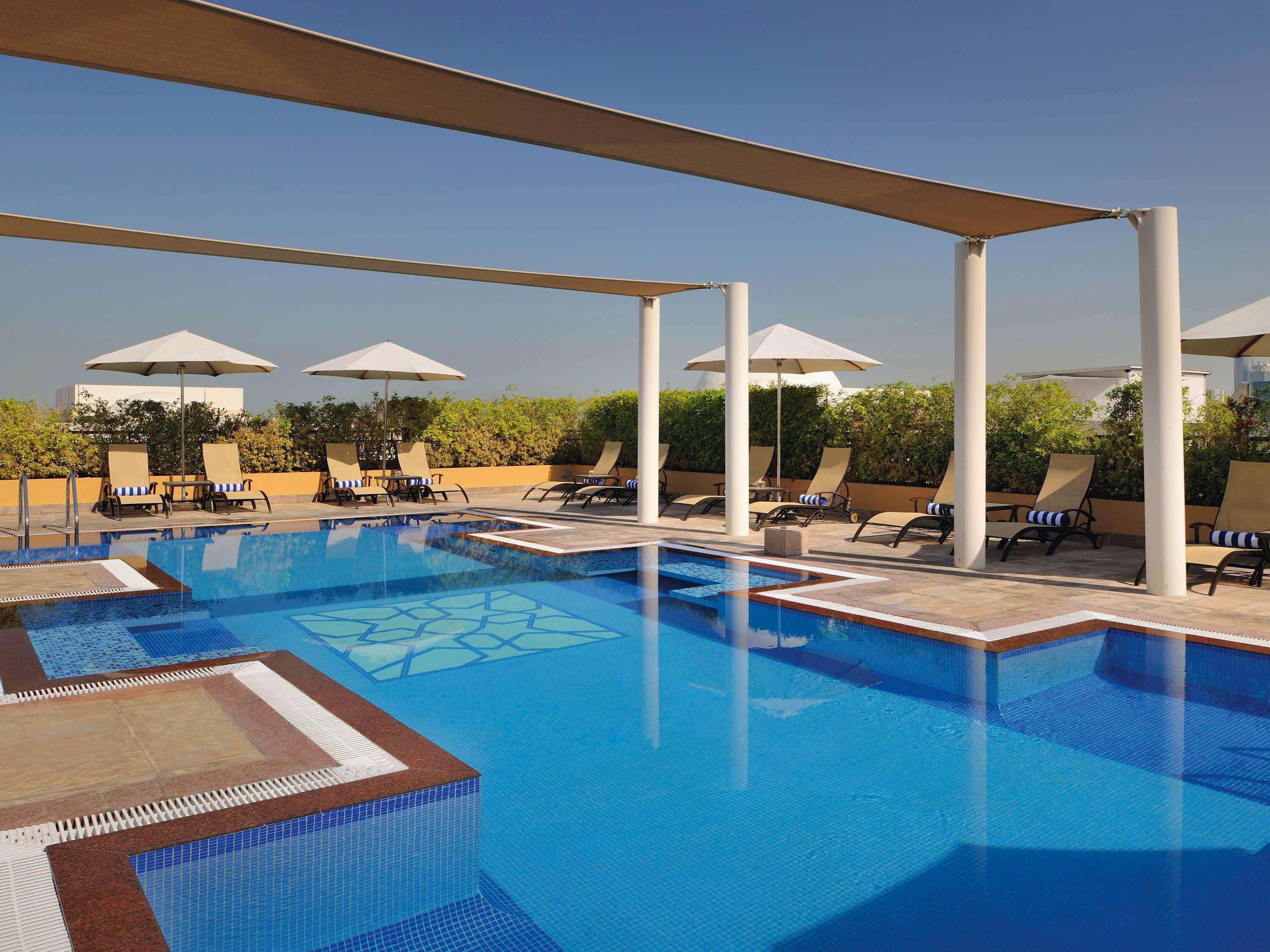 Moevenpick Hotel Apartments Al Mamzar Dubaj Exteriér fotografie The swimming pool at the hotel