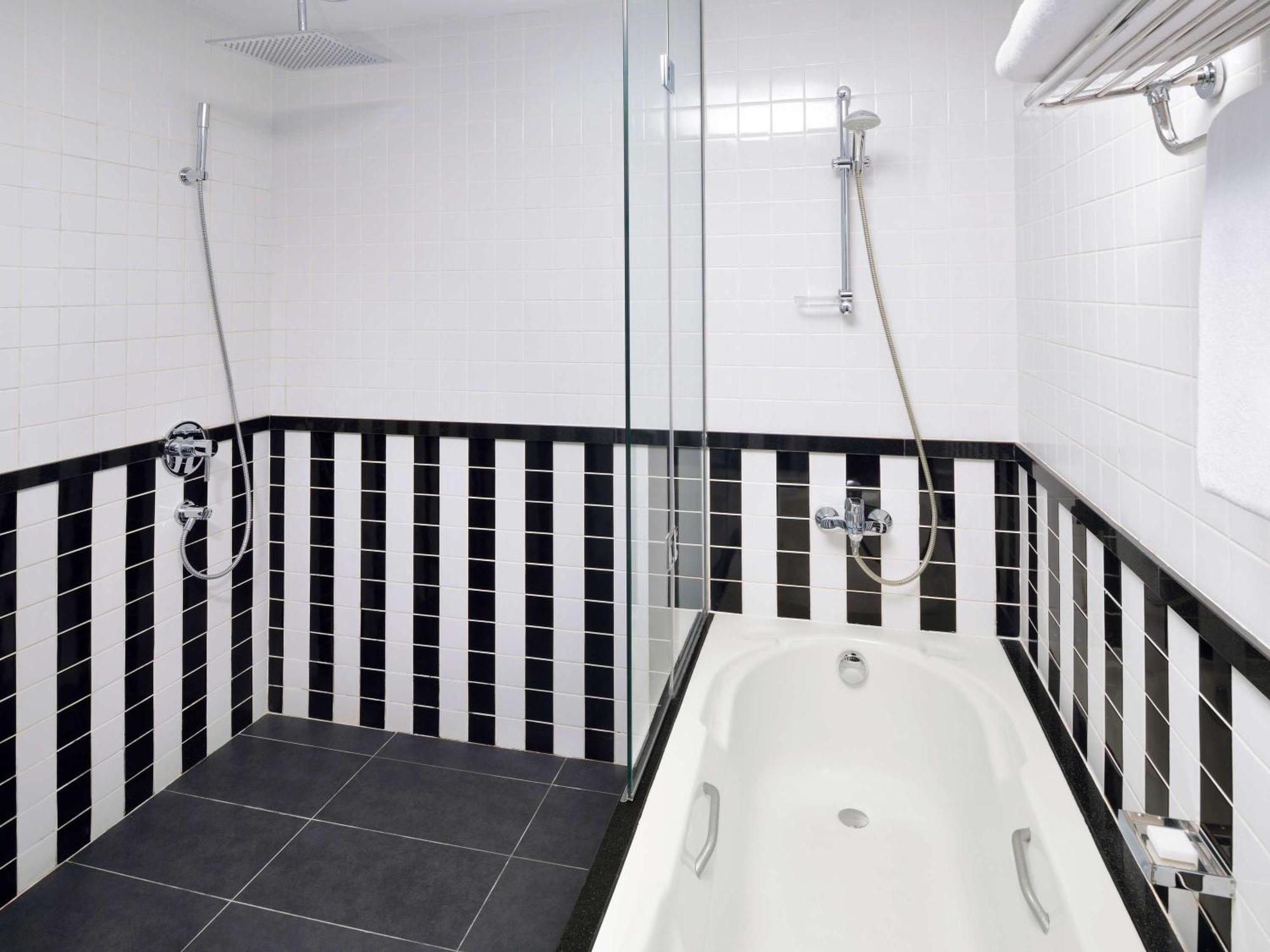 Moevenpick Hotel Apartments Al Mamzar Dubaj Exteriér fotografie Bathroom with shower and bath