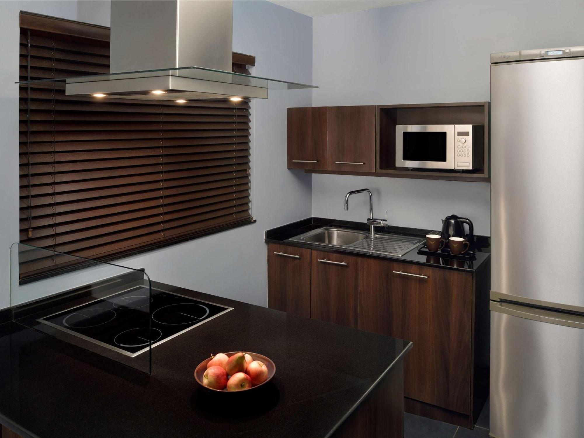 Moevenpick Hotel Apartments Al Mamzar Dubaj Exteriér fotografie A modern kitchen