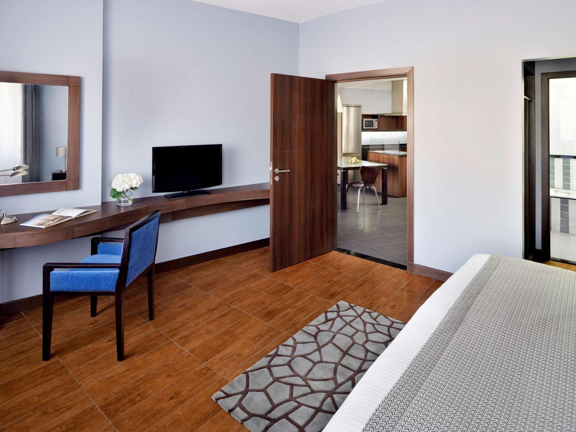 Moevenpick Hotel Apartments Al Mamzar Dubaj Exteriér fotografie A typical room at the hotel