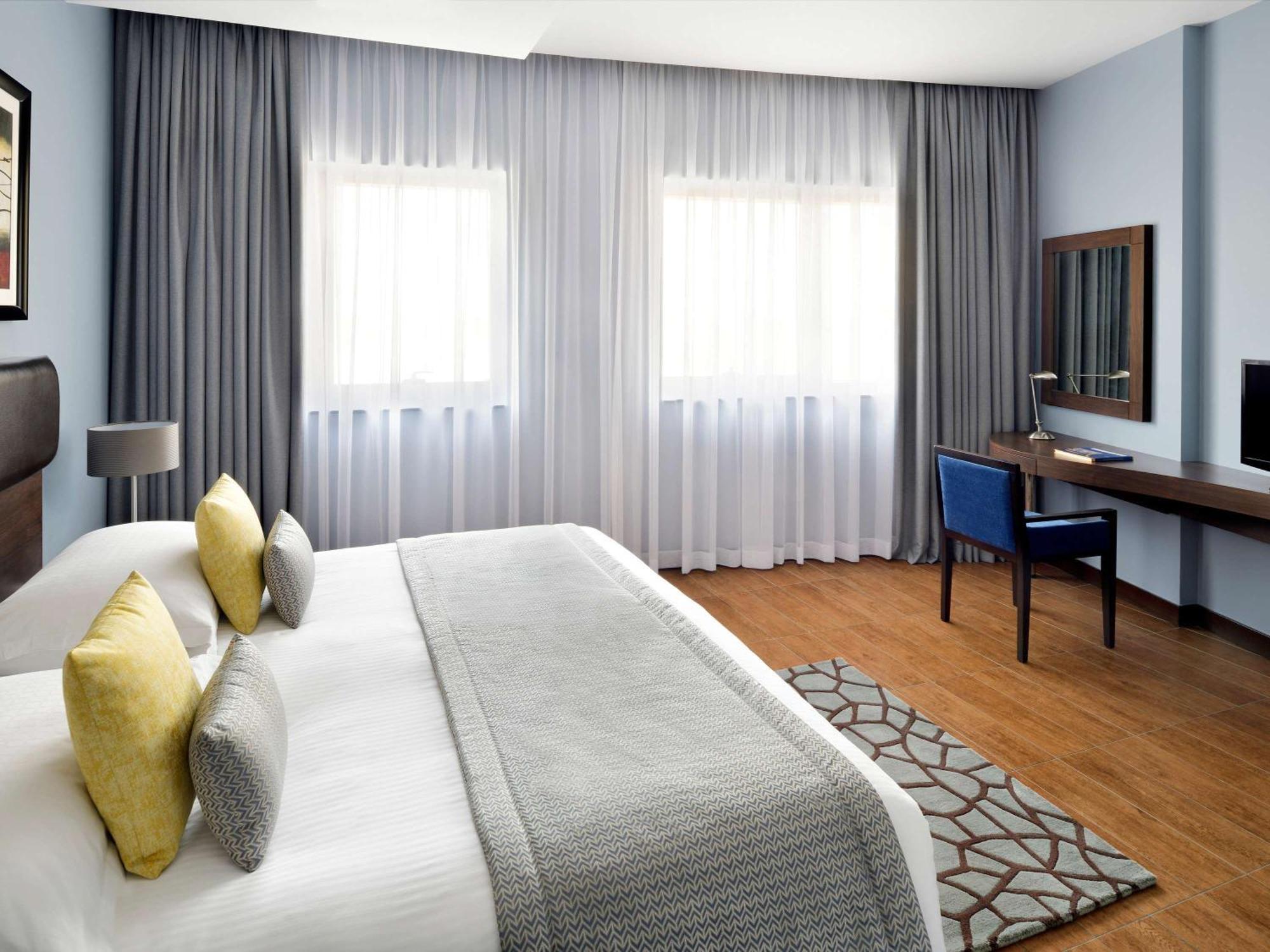 Moevenpick Hotel Apartments Al Mamzar Dubaj Exteriér fotografie A bedroom at the hotel