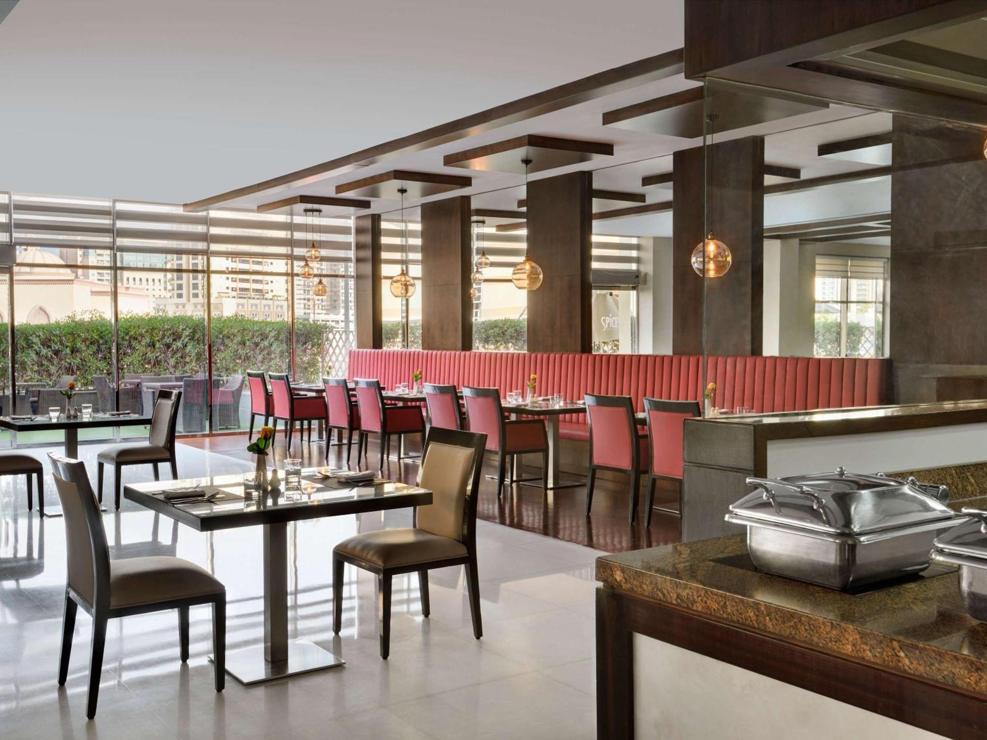 Moevenpick Hotel Apartments Al Mamzar Dubaj Exteriér fotografie The restaurant