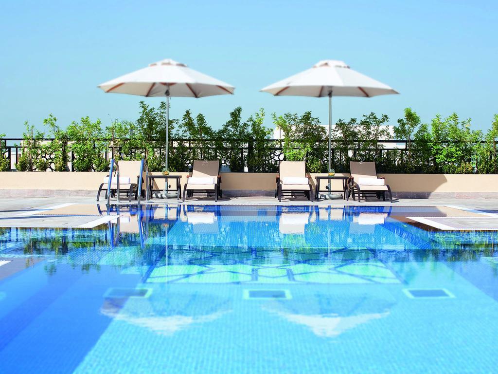 Moevenpick Hotel Apartments Al Mamzar Dubaj Exteriér fotografie The swimming pool at the hotel